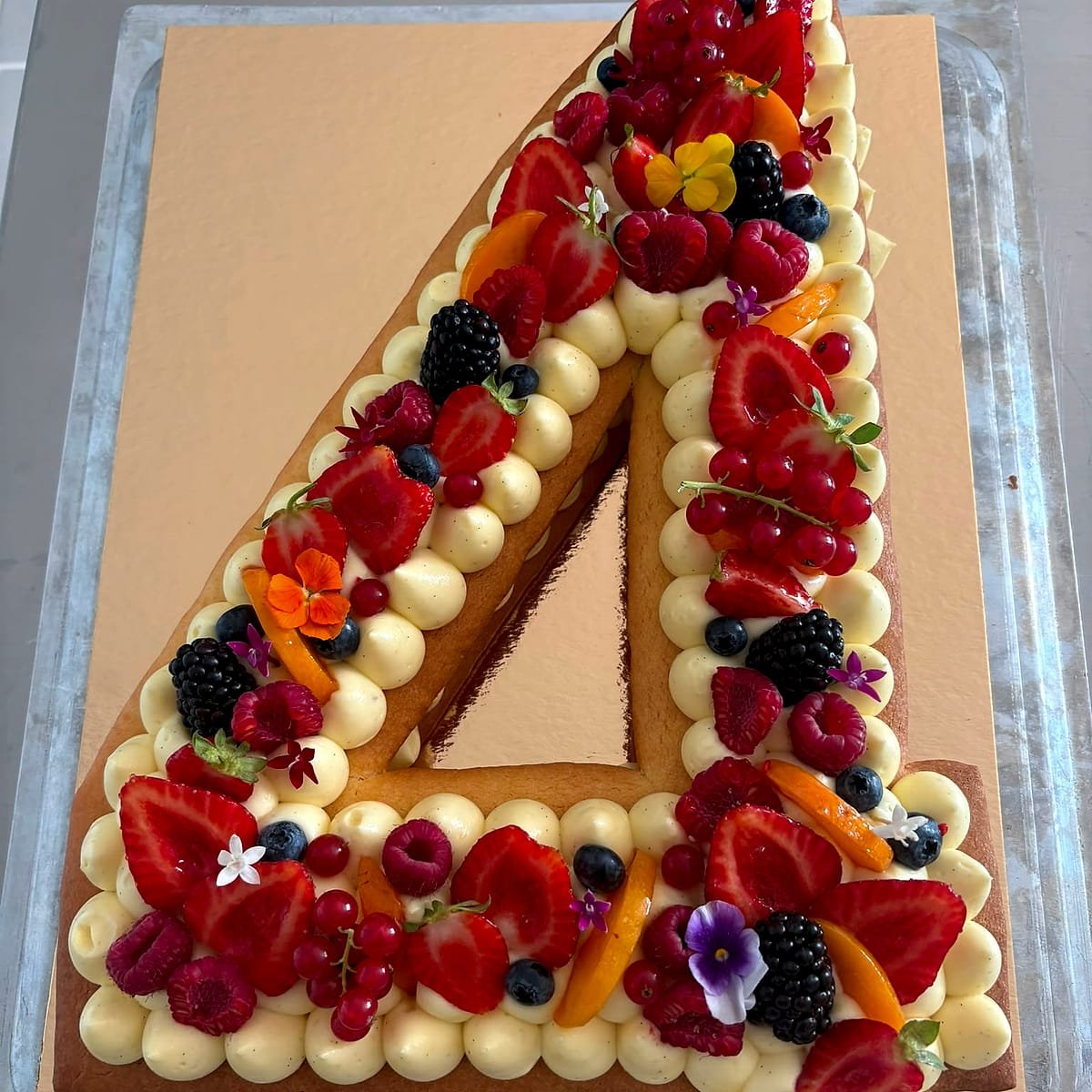 Number cake 4 aux fruits rouges et fleurs comestibles