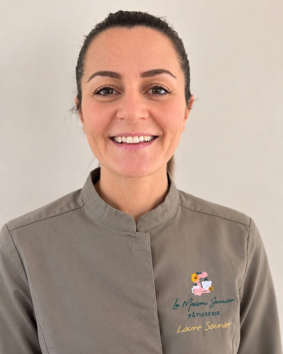 Laure Saunier, cheffe pâtissière de La Maison Saunier, en veste de cuisine brodée